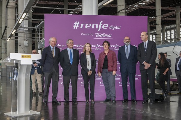 De izda. a dcha.: el presidente de Adif, Gonzalo Ferre Moltó, el presidente de Telefónica, César Alierta; la ministra de Fomento, Ana Pastor; la presidenta de Hispasat, Elena Pisonero; el presidente de Indra, Fernando Abril-Martorell; y el presidente de Renfe, Pablo Vázquez en la presentación de WiFi en AVE (Foto: RENFE / Patier)