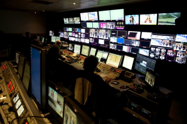 Control de informativos de Cuatro (Foto: Juan Naharro Giménez / Mediaset España)