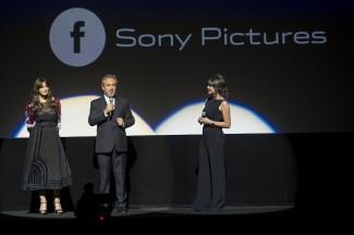 Monica Belluci, Sam Mendes y Marta Fernández en la premiere de 'Spectre' en el Teatro Real de Madrid (Foto: Goyo Conde / 2015 Columbia TriStar)