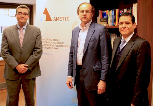 De izq. a dcha., Antonio de Lucas, Alejandro Alonso y Gabriel López, del Área Sectorial TIC de AMETIC