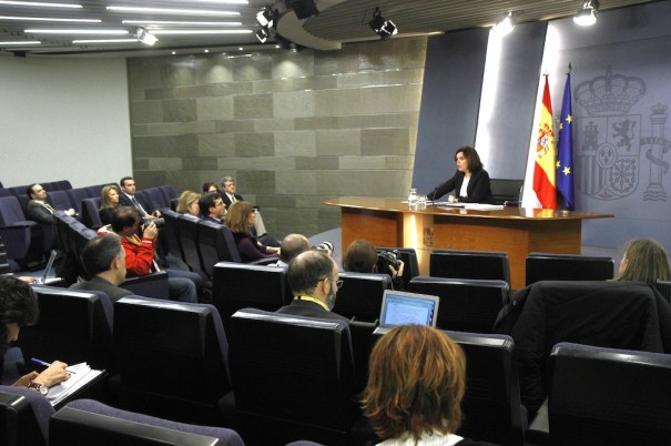 La vicepresidenta del Gobierno en funciones, Soraya Sáenz de Santamaría, durante la rueda de prensa posterior al Cosejo de Ministros del 4 de marzo de 2016 (Foto: Pool Moncloa / J.M. Cuadrado)