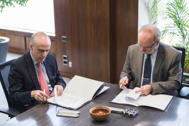 Ferran Sancho y Enrique Alejo en la firma del Convenio RTVE-UAB
