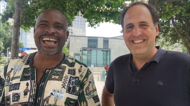 Juan Betancor con el director del TAFF, Kelechi Eke, tras recibir el premio