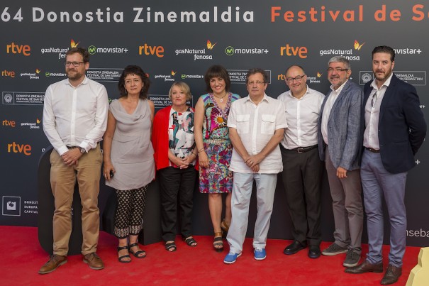 El director del Festival de Cine de San Sebastián, José Luis Rebordinos, junto al director de Cine y Ficción de TVE, Fernando López-Puig y representantes de la Academia de Cine, del ICAA, de la Fundación San Sebastián 2016 Capital Europea de la Cultura y de la Comunidad y el Ayuntamiento de Madrid