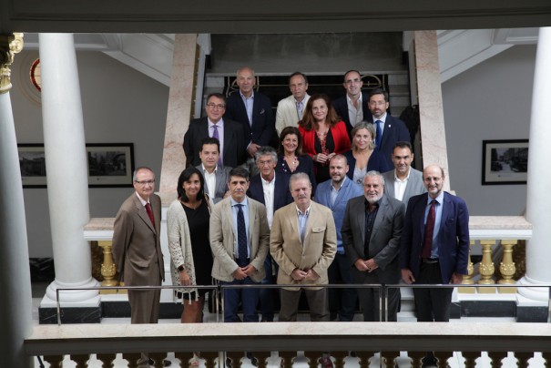 Consejo Academia Tv. De izquierda a derecha. Primera fila: Ángel Martín Vizcaíno (Director General de Telemadrid), Lola Molina (Directora de Contenidos de Antena 3), Manuel Ventero (Director de Comunicación y Relaciones Institucionales), Manuel Campo Vidal (Presidente de la Academia de Televisión), Joaquín Durán (Director General de Canal Sur) y José Miguel Fernández Sastrón (Presidente de la SGAE). Segunda fila: Mario López (Director de Antena de laSexta), Pepe Quílez (Director de Aragón TV), Aritz Galarza (Jefe de Programas de ETB) y Alejandro Samanes (Director General de 7 Región de Murcia). Tercera fila: Carmen Amores (Directora General de RTV Castilla la Mancha) y Rosa Vilas (Directora de TVG). Cuarta fila: Francisco García Novell (miembro de la Junta Directiva de la Academia de Televisión), Pilar Vergara (Directora de Antena y Estrategia de Canal Sur) y Eduardo Álvarez (Director General de RTV Castilla y León).  Cuarta fila: Enrique Laucirica (Secretario General de la FORTA), Carlos Martín (miembro de la Junta Directiva de la Academia de Televisión) y Valentín Carrera (miembro de la Junta Directiva de la Televisión). 