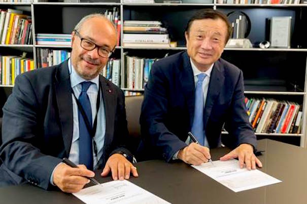Ren Zhengfei, CEO de Huawei (a la derecha) y Dr. Andreas Kaufmann, accionista principal y presidente del consejo asesor de Leica Camera AG (a la izquierda), firmando el acuerdo de colaboración para crear el Laboratorio ‘Max Berek Innovation Lab’