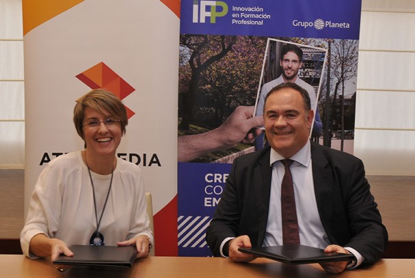 Patricia Pérez, directora general corporativa de Atresmedia, y Carlos Giménez, director general de Planeta Formación y Universidades, han firmado un acuerdo de colaboración