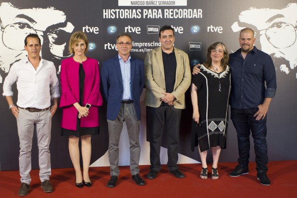 'Historias para Recordar. Chicho Ibáñez Serrador'. De izquierda a derecha: Gonzalo Cercós, montador del documental; Ana Peláez, directora de ‘Imprescindibles’; Carlos Muriana, director del documental; Juan Manuel Hidalgo, director de La 2; Marisa Paniagua, directora del documental; y Alejandro Ibáñez, hijo de Chicho Ibáñez Serrador.