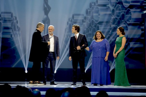 Miguel Bosé entrega el testigo a Cancún como sede los V Premios Platino