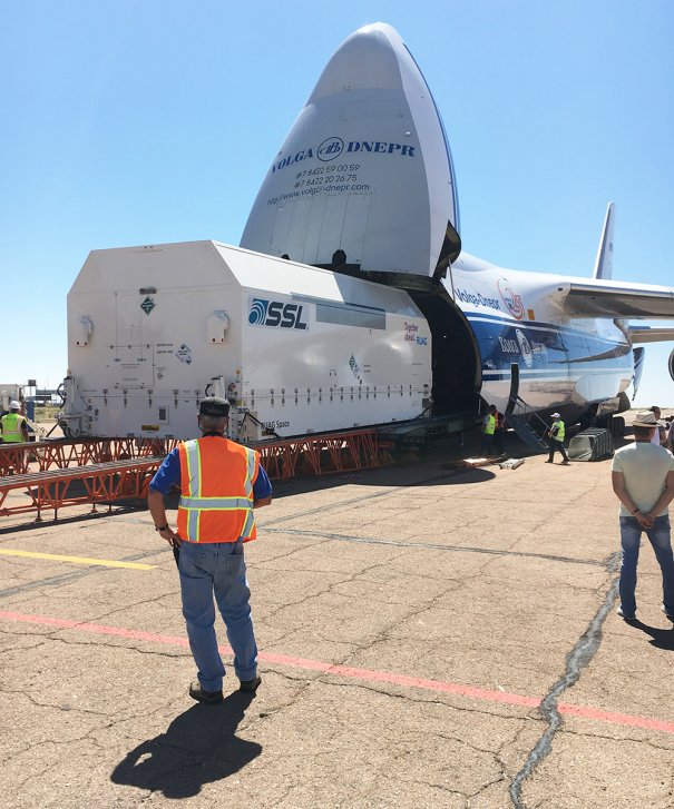 Le satellite Amazonas 5 arrive à la base spatiale de Baïkonour