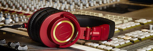 La nueva edición limitada de los auriculares de monitorización M50x resplandece en rojo