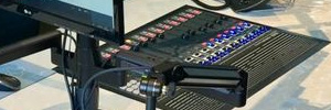 La radio Namakwaland de Sudáfrica integra la mesa AEQ Forum en su nuevo estudio de emisión