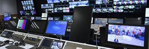 Revolution in der Hauptsendezeit von Telecinco, das seinen Hauptinhalt um 20:00 Uhr vorstellt.