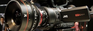 The Prime Zoom mode of the JVC GY-LS300 will allow you to use “zoom” with fixed distance primary lenses