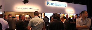 La nueva Varicam LT y la 4K para estudio AK-UC3000 brillan con luz propia en el stand de Panasonic en NAB