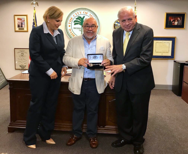 El productor Julio Fernández recibe la Llave de la Ciudad de Miami