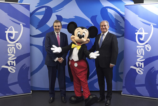 De izquierda a derecha: Luis Miguel Gilpérez, presidente de Telefónica España; Mickey Mouse y Simon Amselem, consejero delegado de The Walt Disney Company para España y Portugal