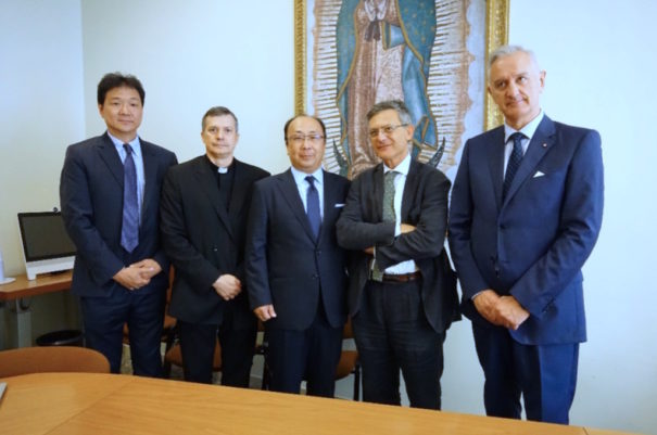 De izquierda a derecha: Hideaki Nakamura, Sony Professional Solutions Europe: Lucio Ruiz, Secretario del Dicasterio para la Comunicación; Hiroshi Kiriyama, Sony Imaging Products & Solutions; Paulo Ruffini, Prefecto del Dicasterio para la Comunicación; y Renato Poletti, Presidente de Fondazione San Giovanni XXIII