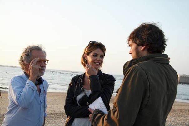 Antes de la quema. Fernando Colomo, Manuela Velasco y Salva Reina durante el rodaje en Cádiz (Foto: Raúl Ruano)