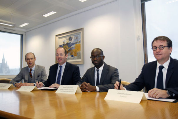 l contrato fue firmado en el Ministerio de Negocios, Energía y Estrategia Industrial (Reino Unido). De izquierda a derecha: Graham Turnock, Director de la agencia espacial británica, Nicolas Chamussy, Director General de Space Systems, Airbus, Sam Gyimah, Ministro británico de Universidades, Ciencia, Investigación e Innovación, y Rodolphe Belmer, Director General, Eutelsat