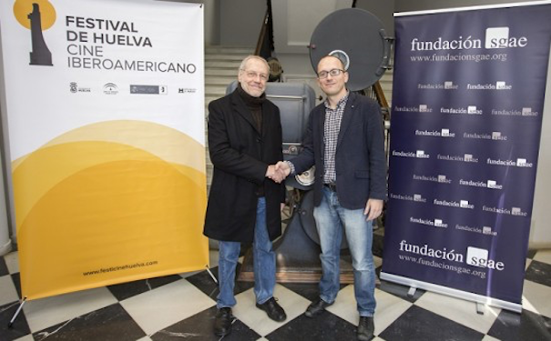Antonio Gonzalo, miembro del Consejo andaluz de la SGAE (dcha.), junto a Manuel H. Martín, director del Festival, tras la rúbrica del acuerdo cultural. (Foto: Alberto Díaz/Festival de Cine de Huelva)