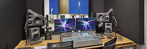 Stitcher instala monitores de estudio de Neumann en sus estudios para la producción de sus populares podcasts