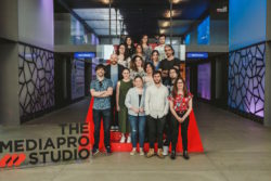 En la imagen, el guionista y showrunner Diego San José; Cristina López, directora de "Las que faltaban"; Iván Escobar, showrunner y creador de "Vis a vis" y el cineasta Fernando León de Aranoa con algunos de los alumnos de la Facultad de Ciencias de la Información que han acudido a la presentación y al posterior panel de expertos bajo el título "Buscamos talento"