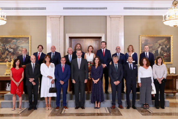 Pepa Sánchez-Biezma, Tomás Molina, Beatriz Maesso, Francisco Moreno, S.M. el Rey, S.M. la Reina, Pepe Quílez, Pedro Olloqui, Pilar Vergara y Rosa Díez Urrestarazu. Jacinto García, Carlos Castel, Jesús Lozano, Tacho de la Calle, Juan Ramón Gonzalo, Joana Carrión, Jota Abril, Valentín Carrera, María José Peláez y José David Suero  (Foto: Casa de S.M. el Rey)