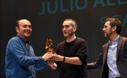 Asier Guerricaechebarría y Javier Félix Echániz reciben el Premio SGAE de Guion 'Julio Alejandro' 2019 de las manos de Juan Ramón Arnáiz, presidente de la Fundación SGAE