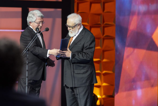 Enrique Cerezo entrega la Medalla de Oro de EGEDA a Gonzalo Suárez