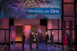 Enrique Cerezo entrega la Medalla de Oro de EGEDA a Gonzalo Suárez