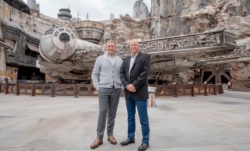 Bob Iger y Bob Chapek (Foto: Disney)