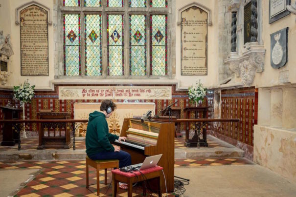George Moorey en la Iglesia de San Nicolás, Gloucester tocando su pianino (Foto de Shane Young)
