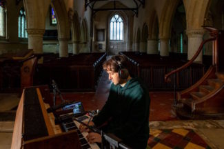 George Moorey en la Iglesia de San Nicolás, Gloucester tocando su pianino (Foto de Shane Young)