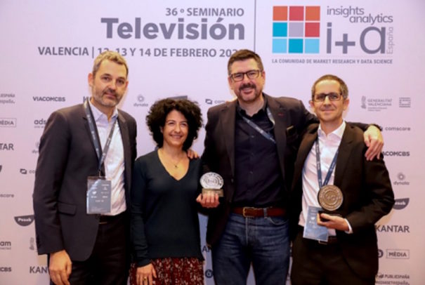 De izquierda a derecha, Joan Miró, Presidente de Insights + Analytics España, Marga Ollero, Presidenta de AIMC y los dos premiados: Luis Fernando Ruiz de OMG (Premio a la Mejor Ponencia) y Pablo Pérez de Google (Premio AIMC al Ponencia Más Innovadora).