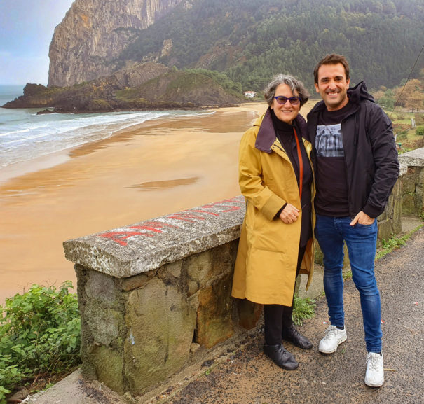 Joanna Hoffman y Xabi Uribe-Etxebarria, CEO de Sherpa.ai, en la playa de Laga (Bizkaia)