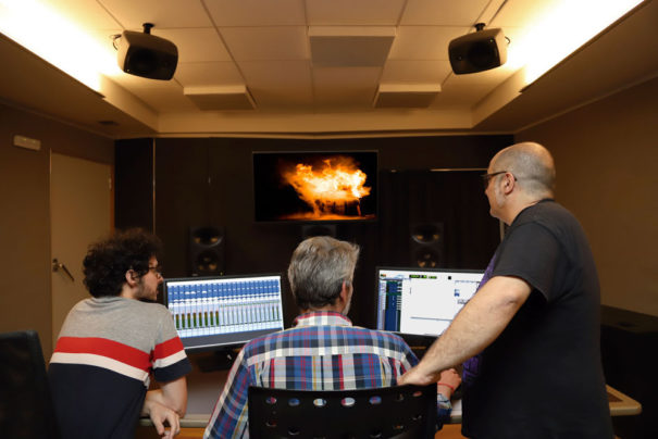 Eduardo Castro, Pelayo Gutiérrez y Alberto Ovejero, en una de las dos salas Atmos Home certificadas por Dolby en Telson (Archivo)