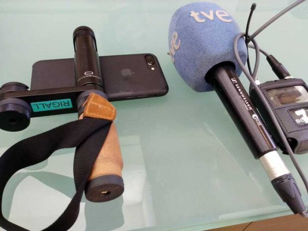 Equipo de smartphone, soporte y microfonía para el periodismo móvil (MoJo, en sus siglas en inglés) (Foto: RTVE)