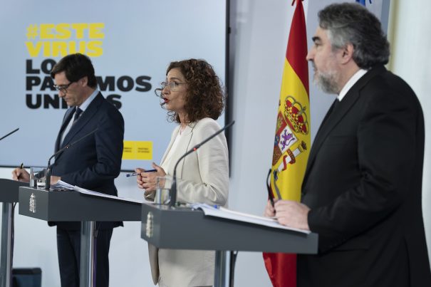 La ministra de Hacienda y portavoz del Gobierno, María Jesús Montero, el ministro de Sanidad, Salvador Illa, y el ministro de Cultura y Deporte, José Manuel Rodríguez Uribes (Foto: Pool Moncloa/Borja Puig de la Bellacasa)