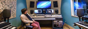 El compositor Federico De Robertis descubre el brillo de los monitores Genelec