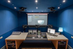 El estudio Atmos Home Entertainment de LIPA 7.1.4 con monitores Neumann