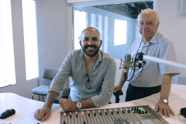 Arthur Caruana, izquierda, y el padre Joe Borg, presidente del consejo editorial del Beacon Media Group. Foto: Matthew Mirabelli