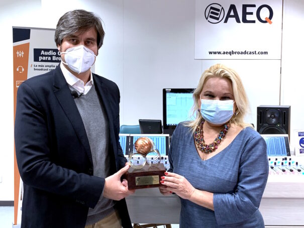 Iván Olmeda, CEO de AEQ, recoge el Premio FEI de manos de Mª José Herrero Villa, miembro del jurado (Foto: FEI)