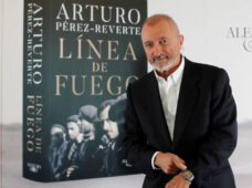 Perez Reverte presentacion Linea de Fuego