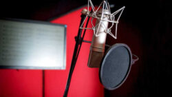 Doblaje - Micrófono - Pantalla