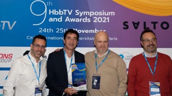 El equipo de Mediaset España posa con el premio HbbTV. De izquierda a derecha: Jorge Izcue, director de IT de Megamedia; Andrés Diaz, director de Ingeniería y Mantenimiento de Sistemas de TV de Mediaset España; Manuel Guisado, subdirector de Desarrollo y Sistemas Multiplataforma; y Juan Rodriguez, jefe de Departamento de Desarrollo de Smart TV