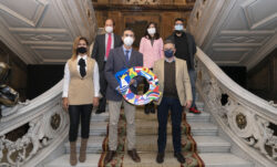 De izquierda a derecha arriba: Pablo Conde, Director de Moda, Hábitat e Industrias Culturales del ICEX; Elisa Rodríguez, Subdirectora General de Promoción y Relaciones Internacionales de ICAA; y José Luis Farias, Director de los Premios Quirino. De izquierda a derecha abajo: Laura Castro, Directora Insular de Turismo del Cabildo de Tenerife; Enrique Ojeda, Director de Casa de América; y David Pérez, Consejero Delegado de Turismo de Tenerife.