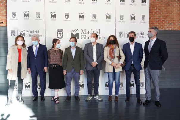 De izquierda a derecha, Almudena Maillo, Concejala delegada de Turismo; Enrique Cerezo, Presidente de EGEDA; Andrea Levy, Delegada del Área de Gobierno de Cultura, Turismo y Deporte; José Luis Martínez-Almeida, Alcalde de Madrid; Nico Matji, Presidente de Diboos y Pixel Cluster Madrid; Adriana Elizabeth Piquet Balbuena, Directora de Asociación de Productoras de Cine Publicitario de España (APCP); Roberto Sacristán Gómez, Presidente de ALIA-Alianza de la Industria Audiovisual y Raúl Torquemada Melero, Director de Madrid Film Office