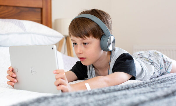 Consumo plataformas - tablet - contenido audiovisual - niño