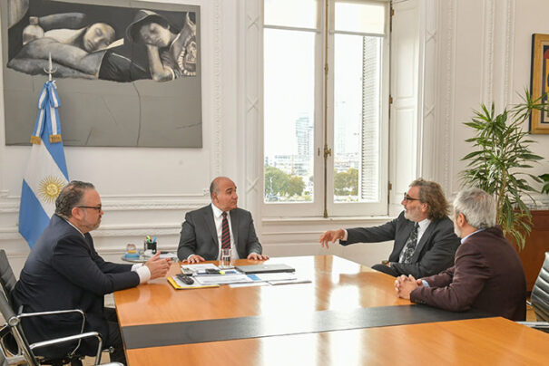 El jefe de Gabinete, Juan Manzur, se reúne con el ministro de Desarrollo Productivo, Matías Kulfas y el empresario español, Tatxo Benet y José D´Amato de Media Pro. (Foto: Laura Szenkierman/Jefatura de Gabinete de Ministros)